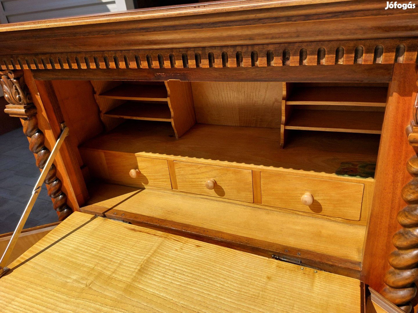 Eladó egy nagyon impozáns, régi komód , Szekreter kemény