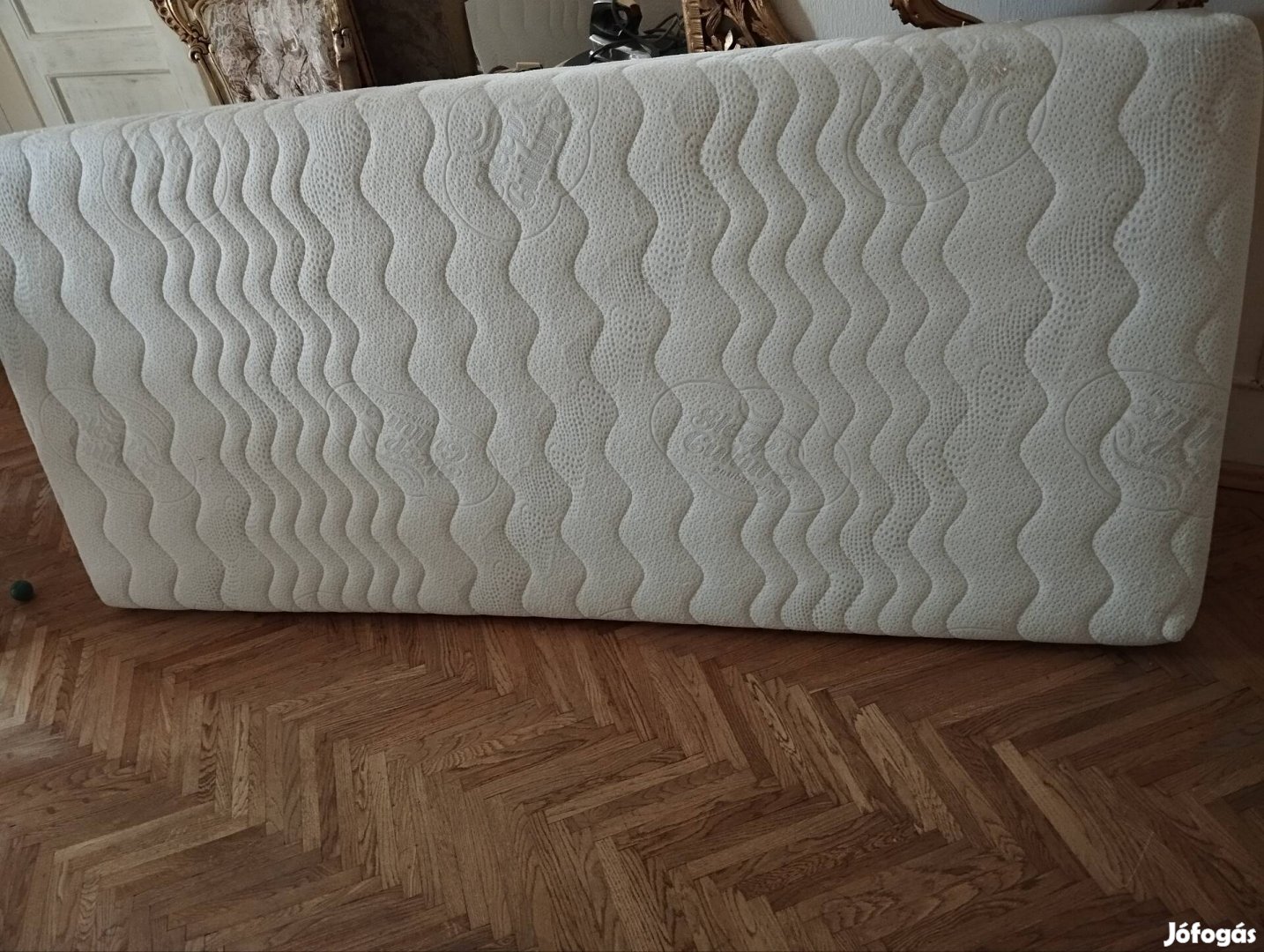 Eladó egy nagyon szép állapotban lévő matrac.