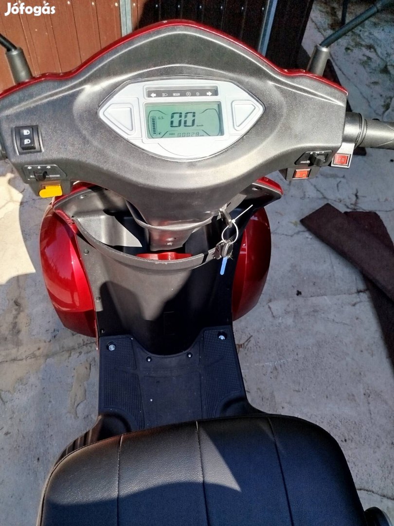 Eladó egy négykerekű sportos gyors moped 