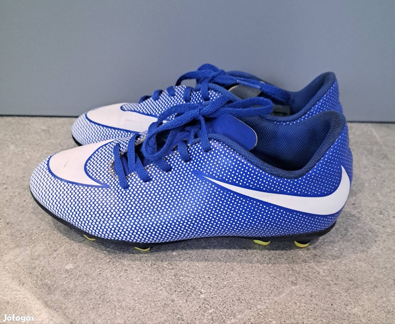 Eladó egy nike foci cipő 38.5