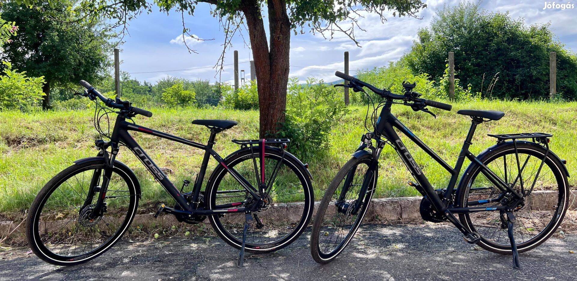 Eladó egy női és egy férfi Cross Travel trekking kerékpár