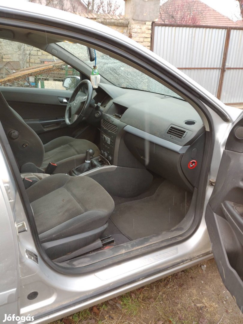 Eladó egy opel Astra H személygépkocsi.