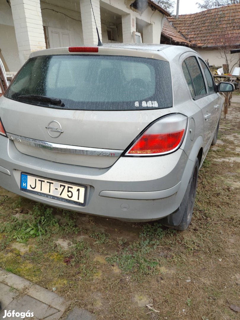 Eladó egy opel Astra H személygépkocsi.