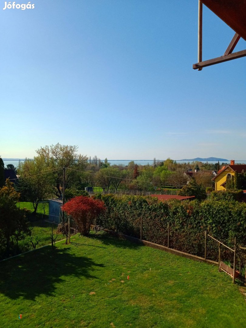 Eladó egy örökpanorámás balatoni összkomfortos családi ház