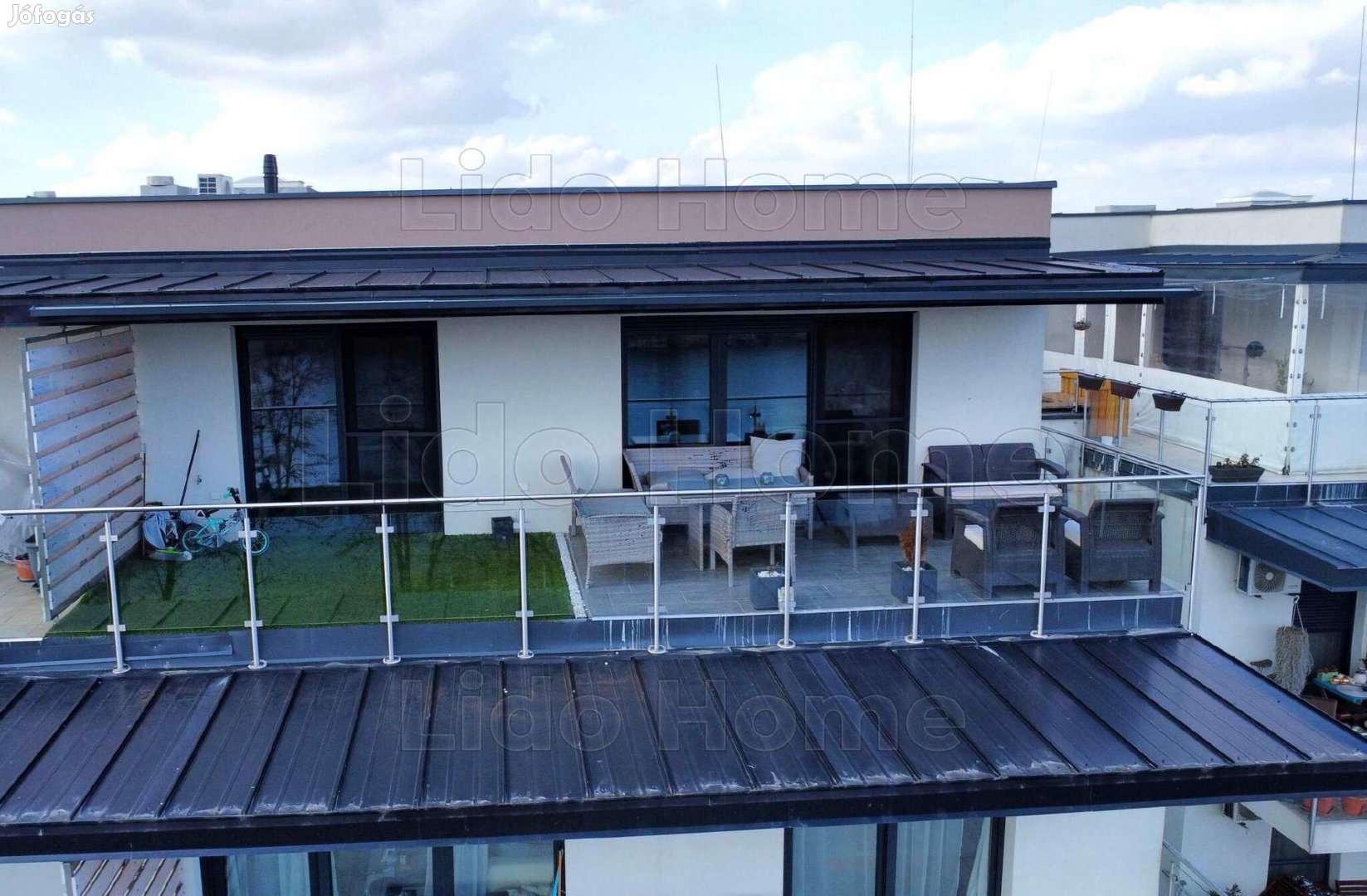 Eladó egy panorámás penthouse lakás Győrújfalun!