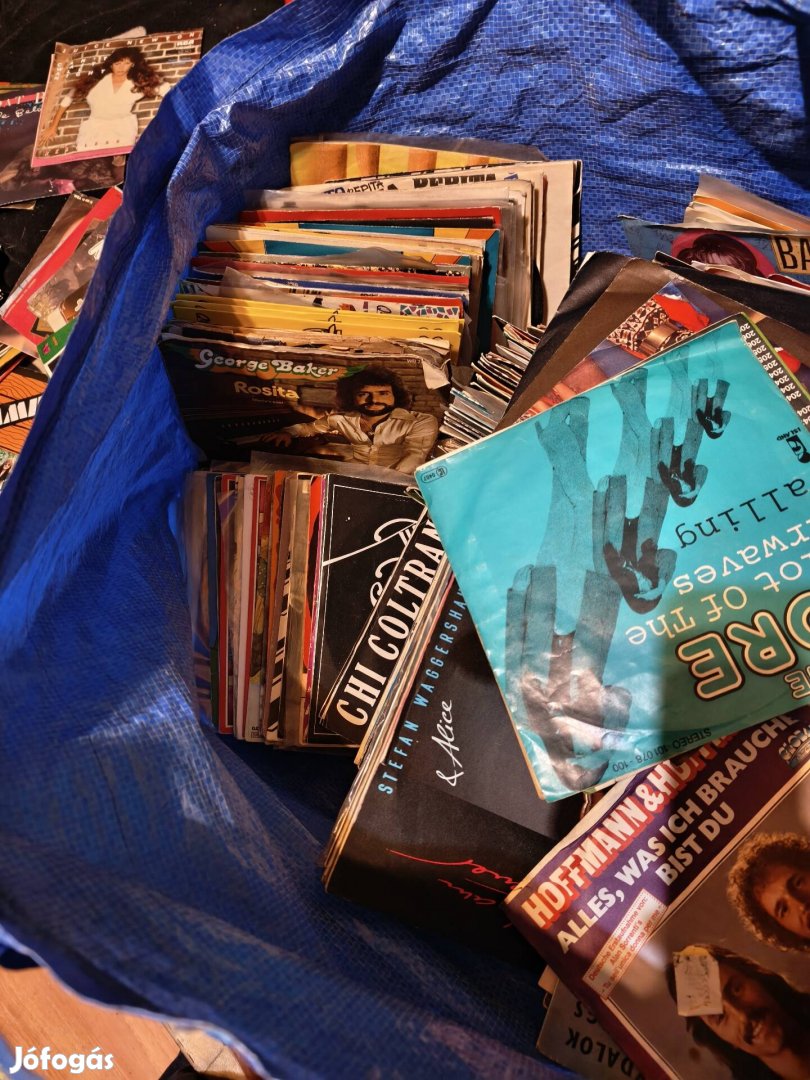 Eladó egy pár darab kis bakelit lemez