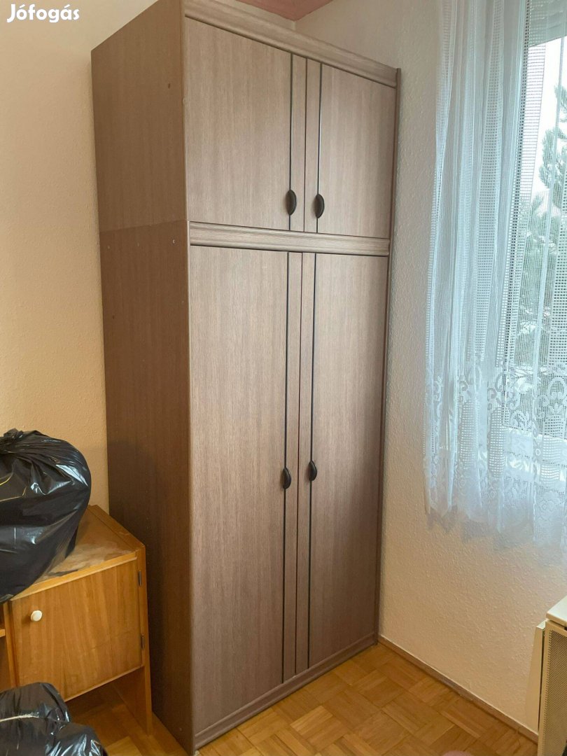 Eladó egy retró gardrob szekrény, kétajtós, alsó és felső szekrénnyel