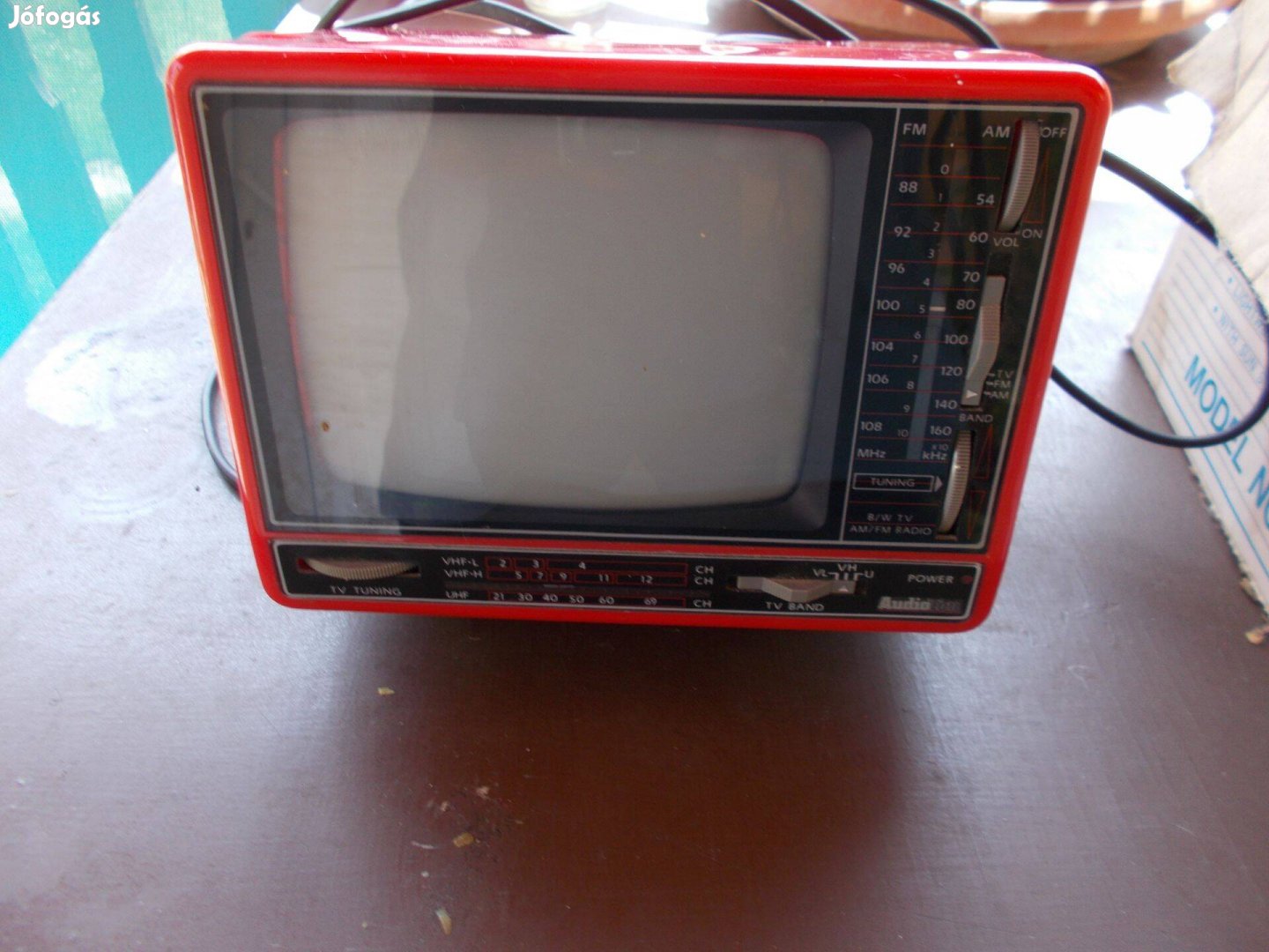 Eladó egy retro mini tv+rádió