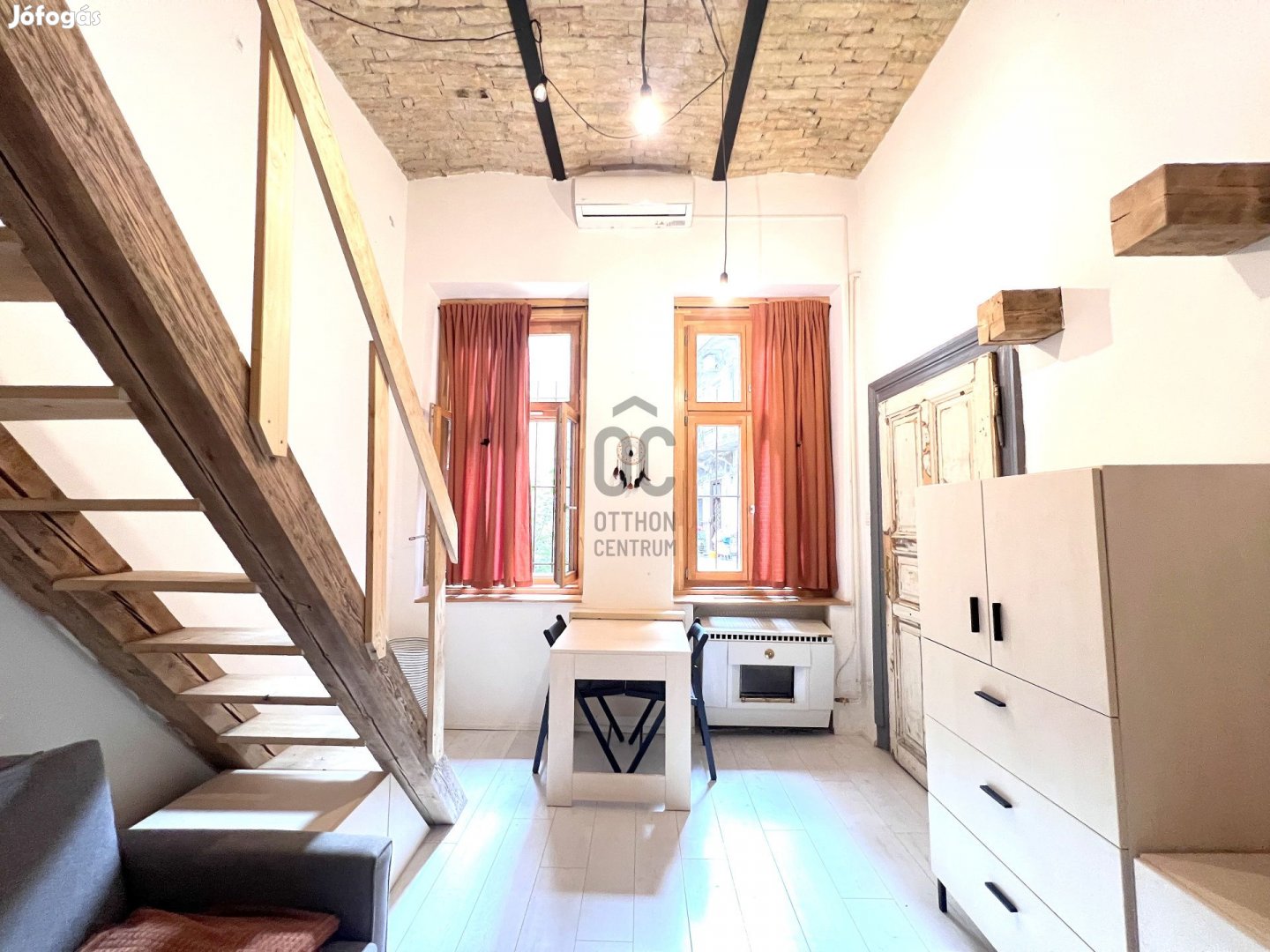 Eladó egy stílusos, AZONNAL költözhető, galériás, felújított kis lakás