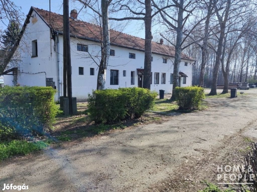 Eladó egy stratégiai szempontból remek helyen lévő