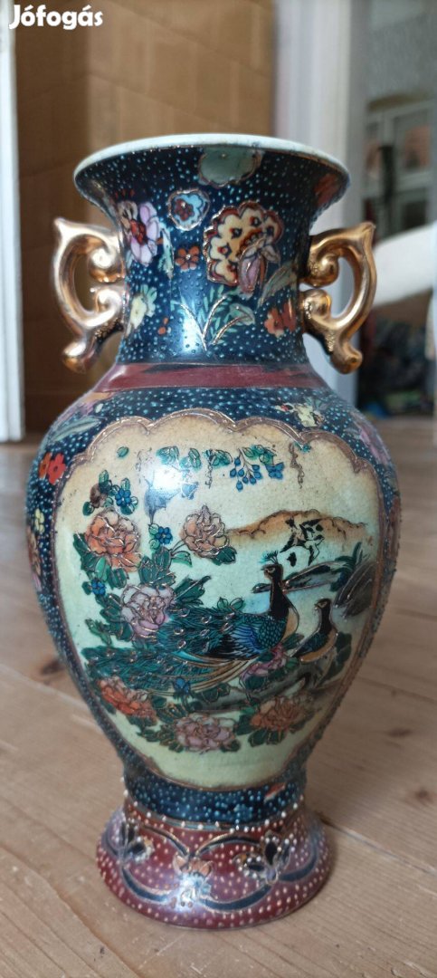 Eladó egy szép, 21 cm magas, kínai váza