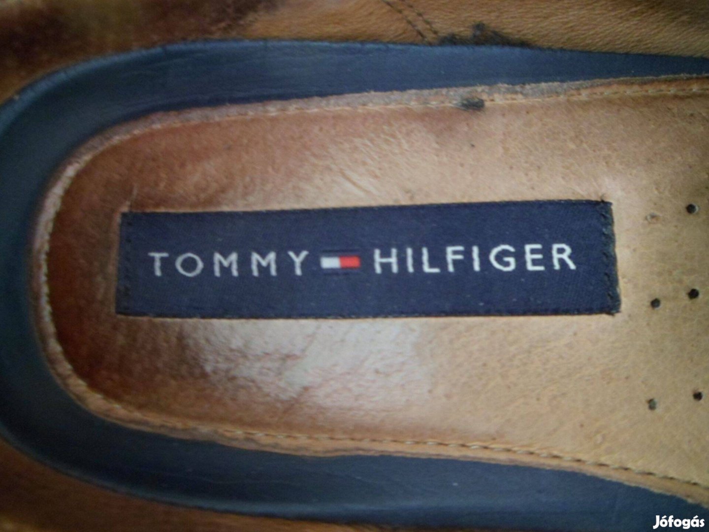 Eladó egy szép állapotú Tommy Hilfiger hasított Bőrcipő