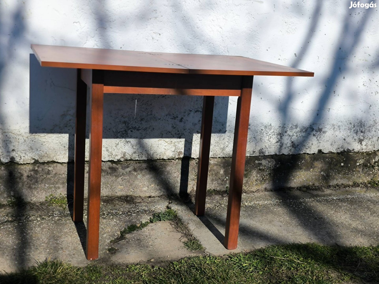 Eladó egy szétnyitható konyhai asztal