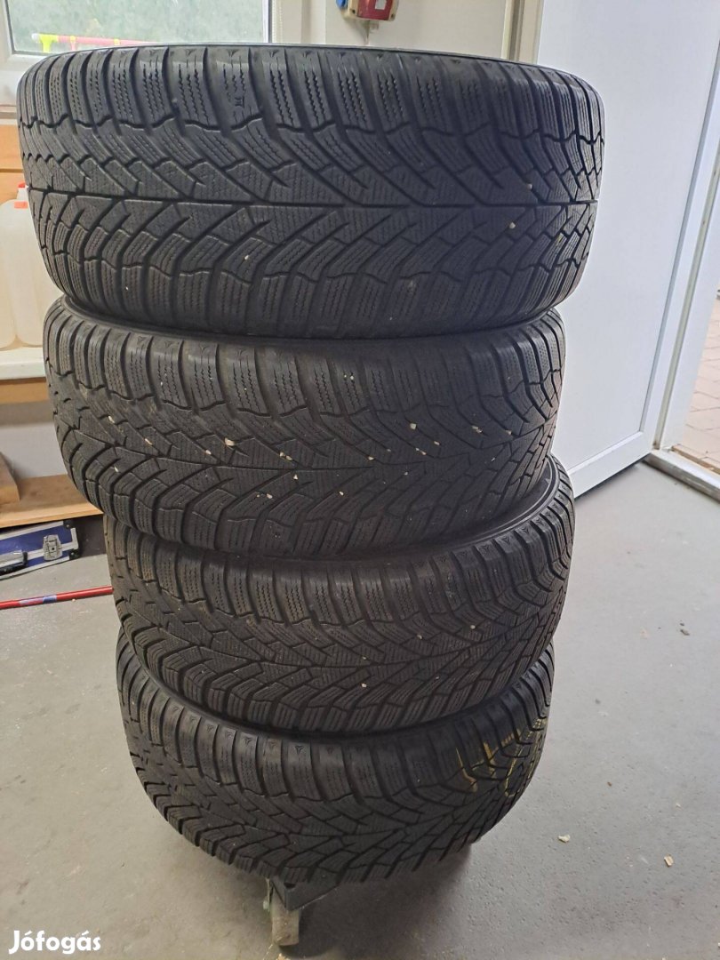 Eladó egy szezont használt Kumho téli gumi. 7mm