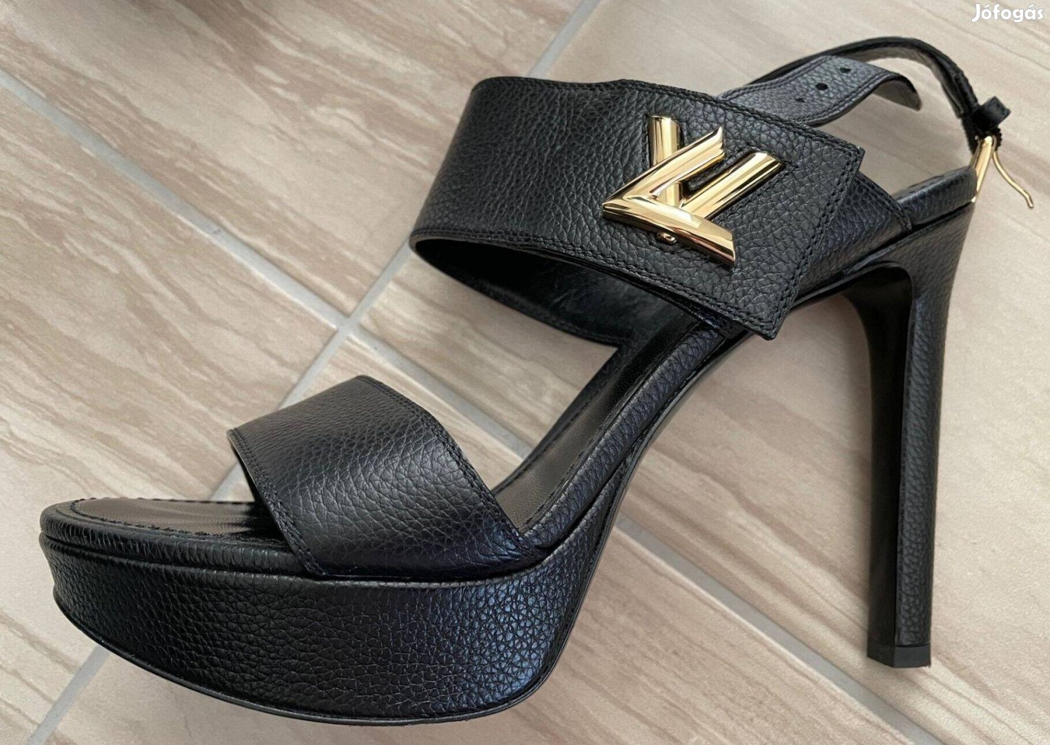 Eladó egy szinte új exkluzív Louis Vuitton női magas sarkú cipő