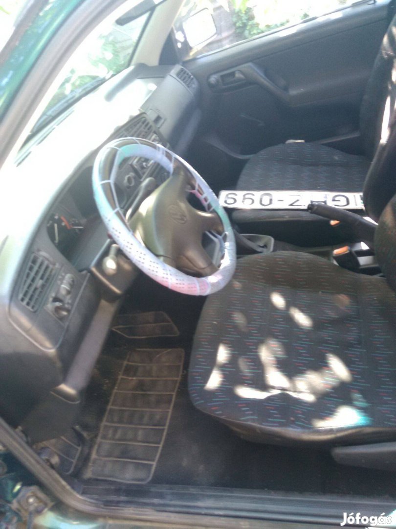 Eladó egy töröt Volkswagen Golf lll