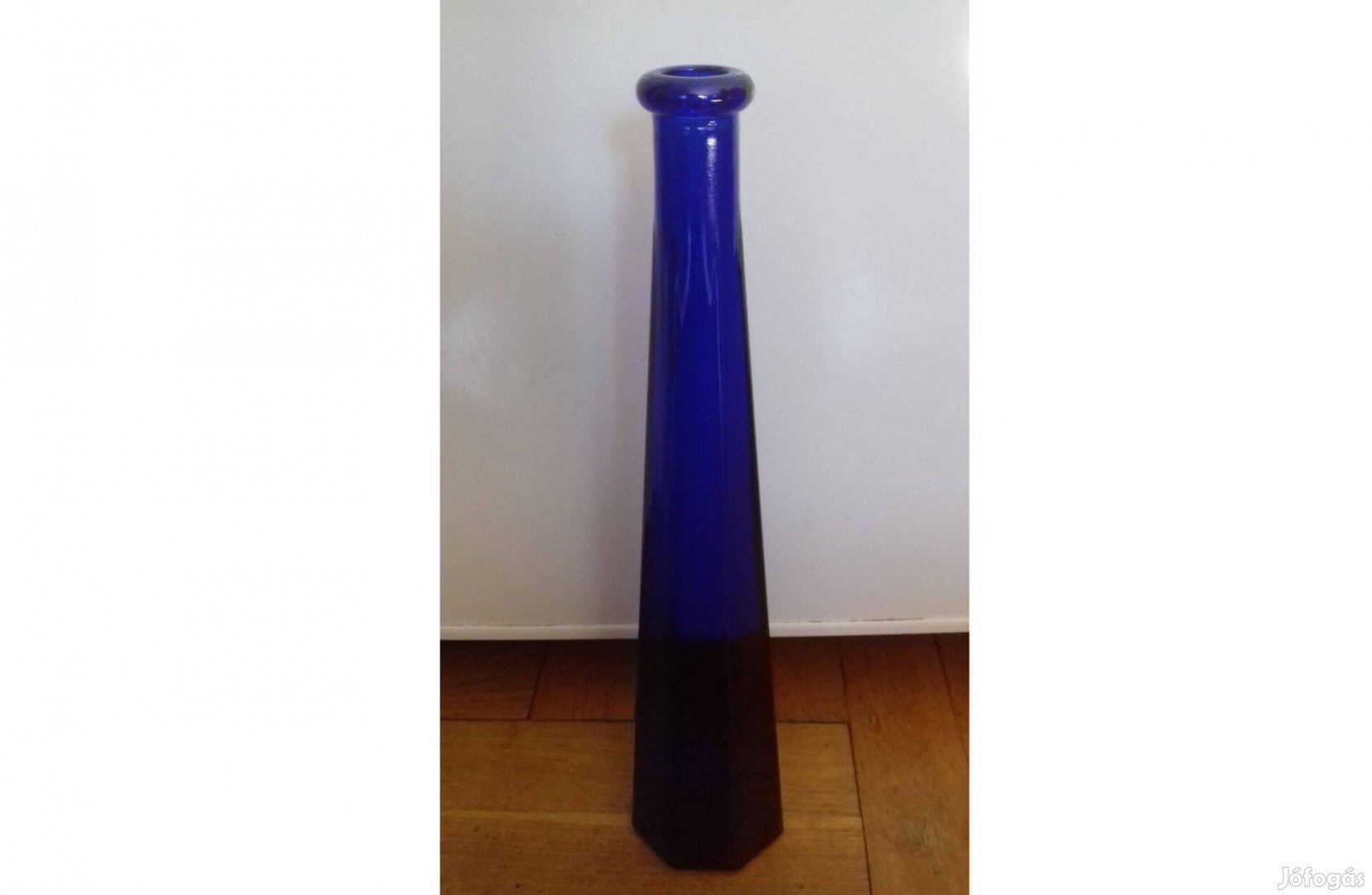Eladó egy új 32 cm magas kék üveg váza