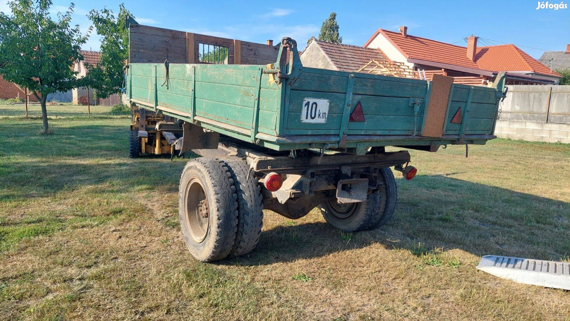 Eladó egytengelyes billenős pótkocsi