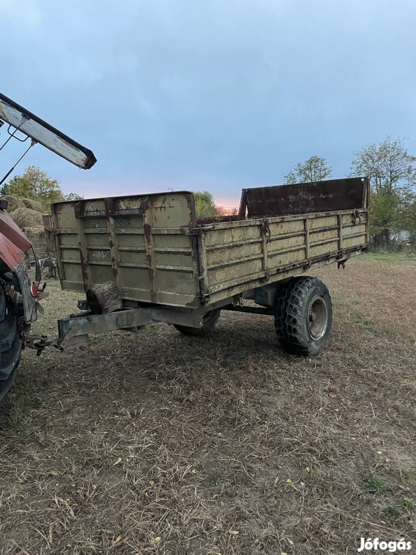 Eladó egytengelyes pótkocsi