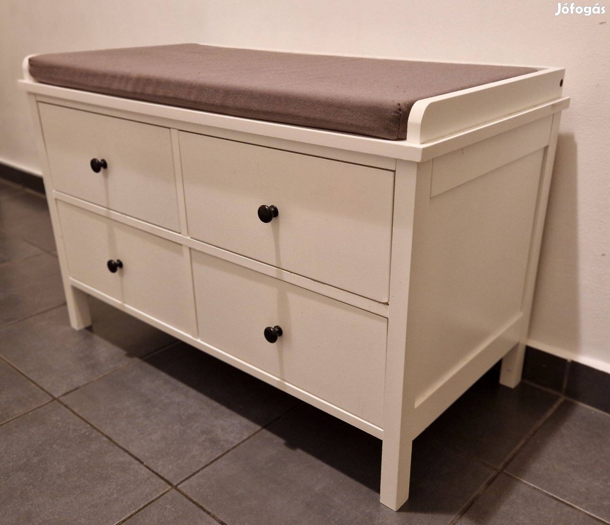 Eladó előszoba szekrény 4 fiókos szivaccsal