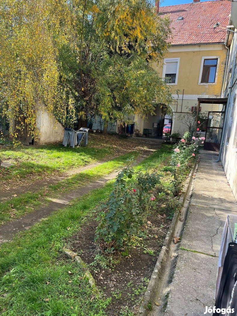 Eladó első emeleti lakás Bonyhádon