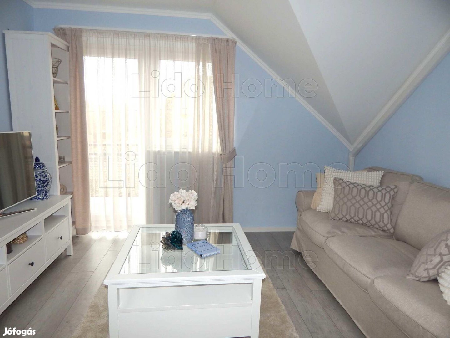 Eladó elsőemeleti modern lakás, medencével, Balatonfüred