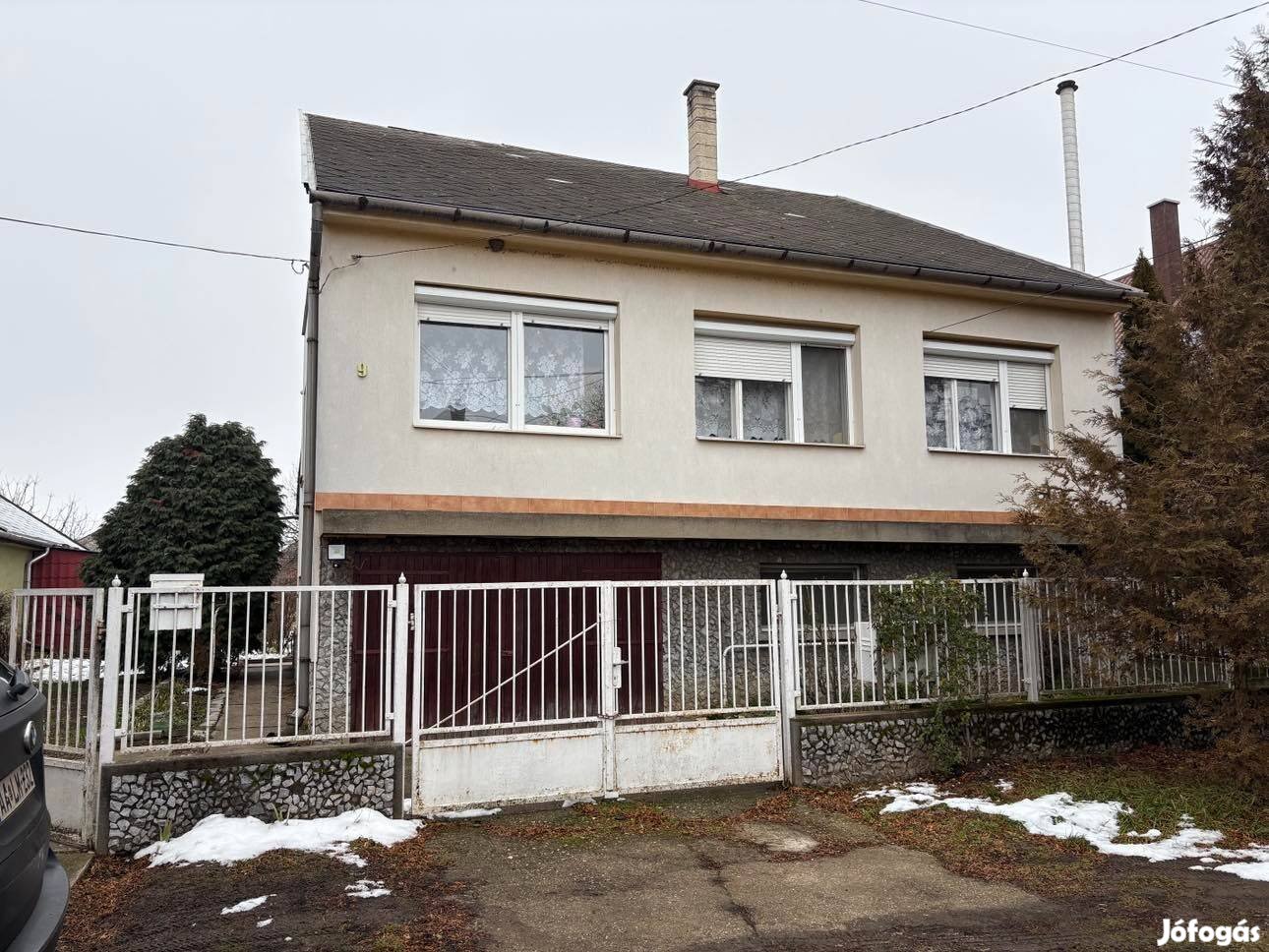 Eladó eltolt szintes családi ház Encs központi részén