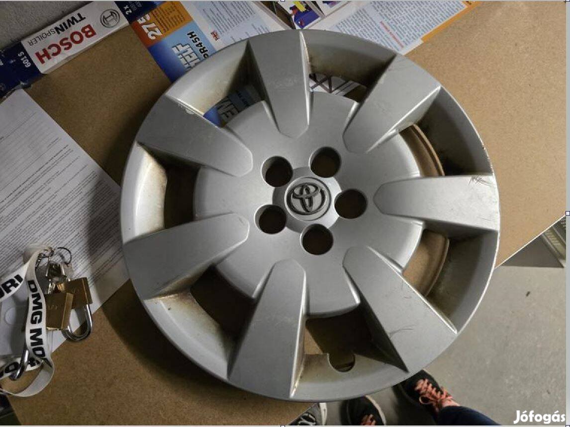 Eladó eredeti 16"-os Toyota dísztárcsa