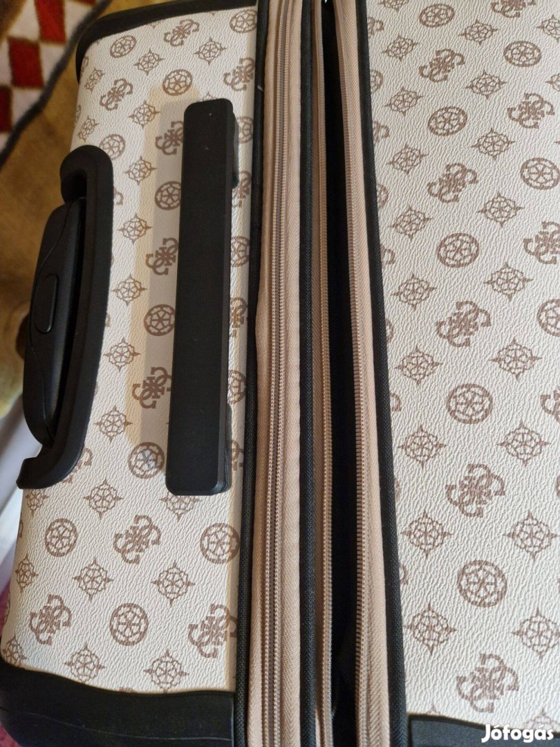 Eladó eredeti Guess gurulós bőrönd,