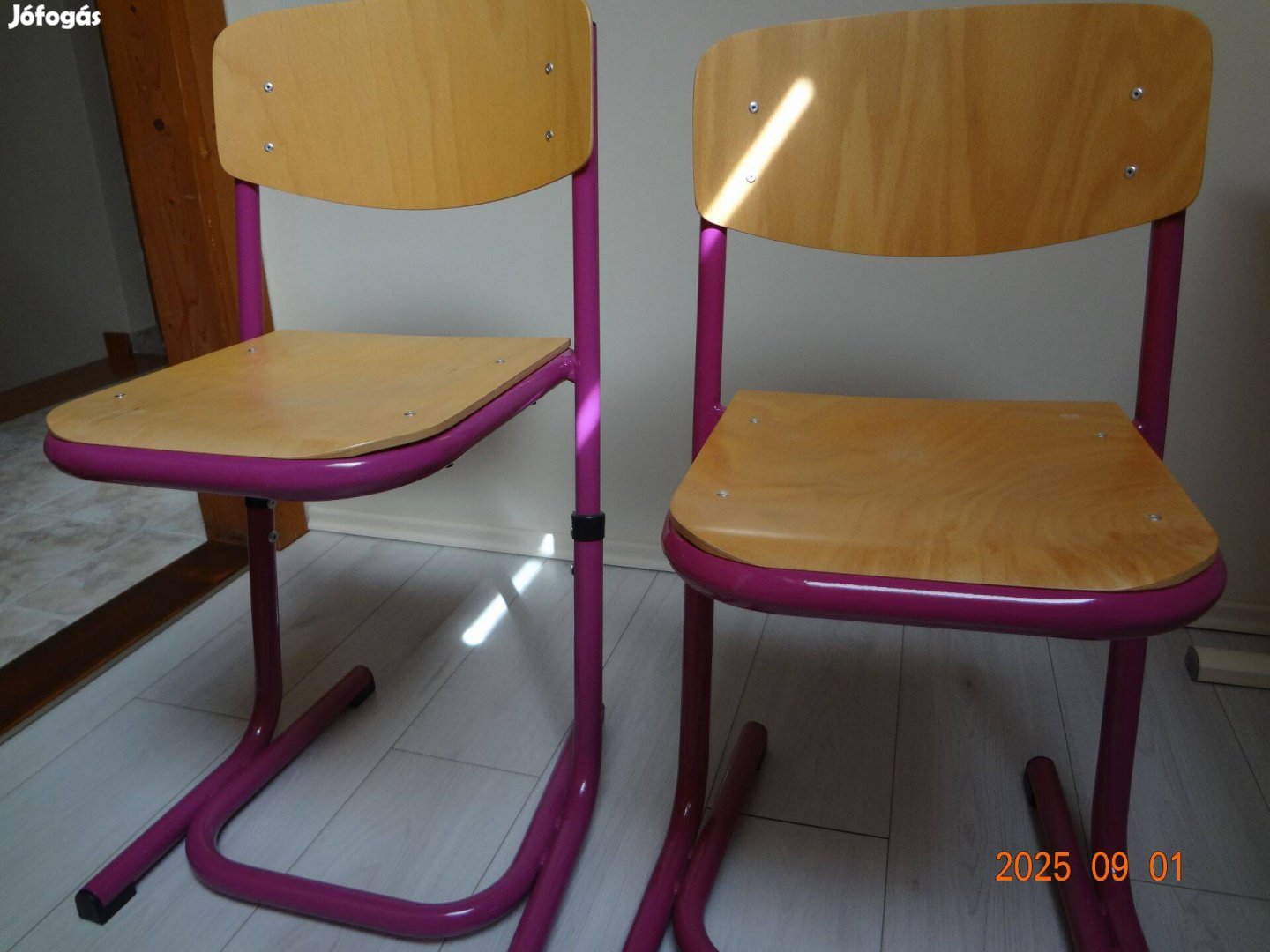 Eladó ergonomikus tanulói szék, állítható magasságú; kettő egyforma