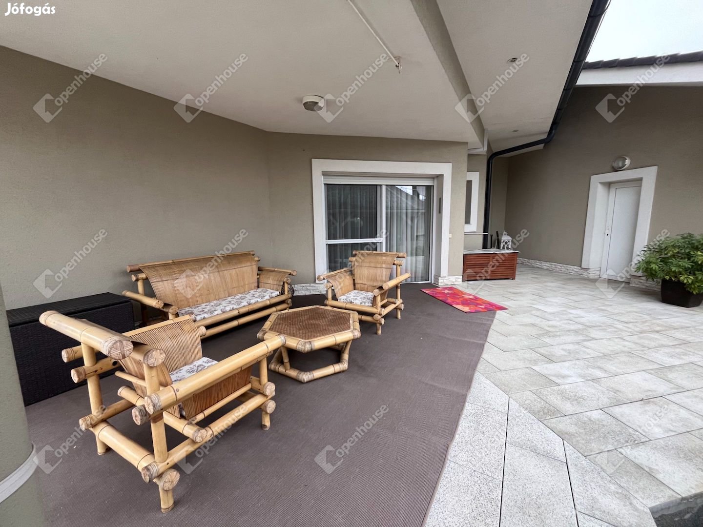 Eladó exkluzív családi ház.