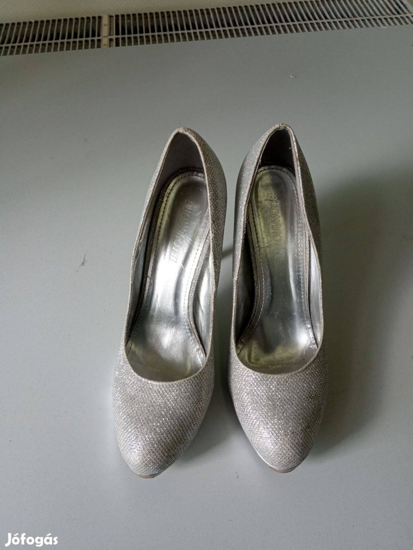 Eladó ezüst 41-es tompa orrú alacsony sarkú cipő