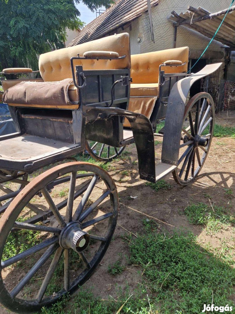 Eladó fa kerekű régi hintó
