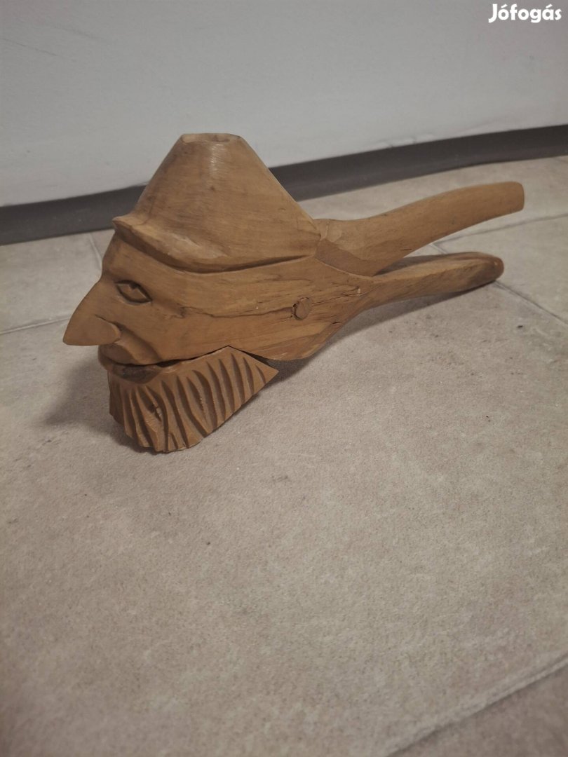 Eladó faragott diótörő