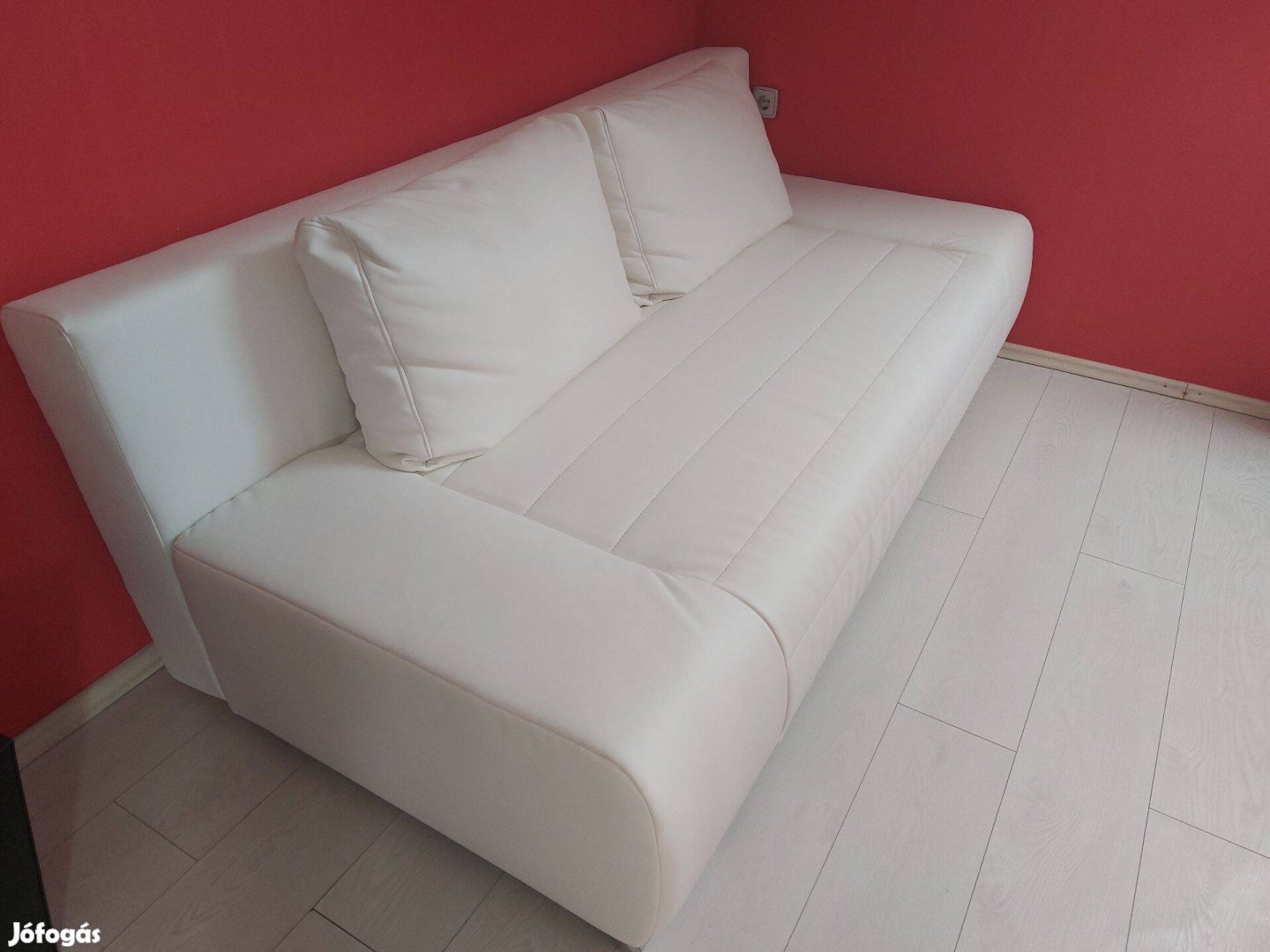 Eladó fehér ágyneműtartós kihúzható kanapé