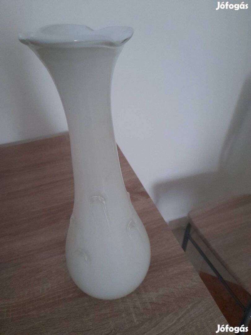 Eladó fehér,hosszúnyakú váza