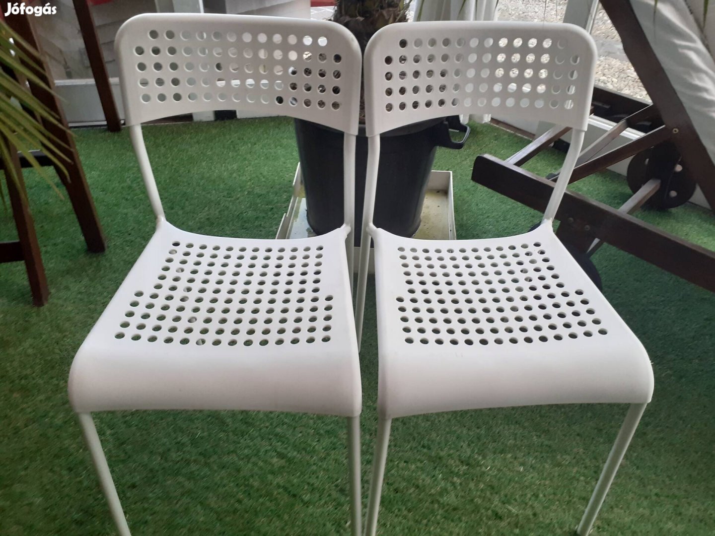 Eladó fehér székek.