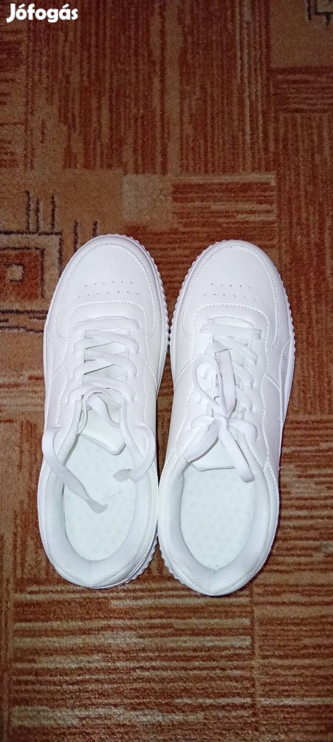 Eladó fehér színű cipő