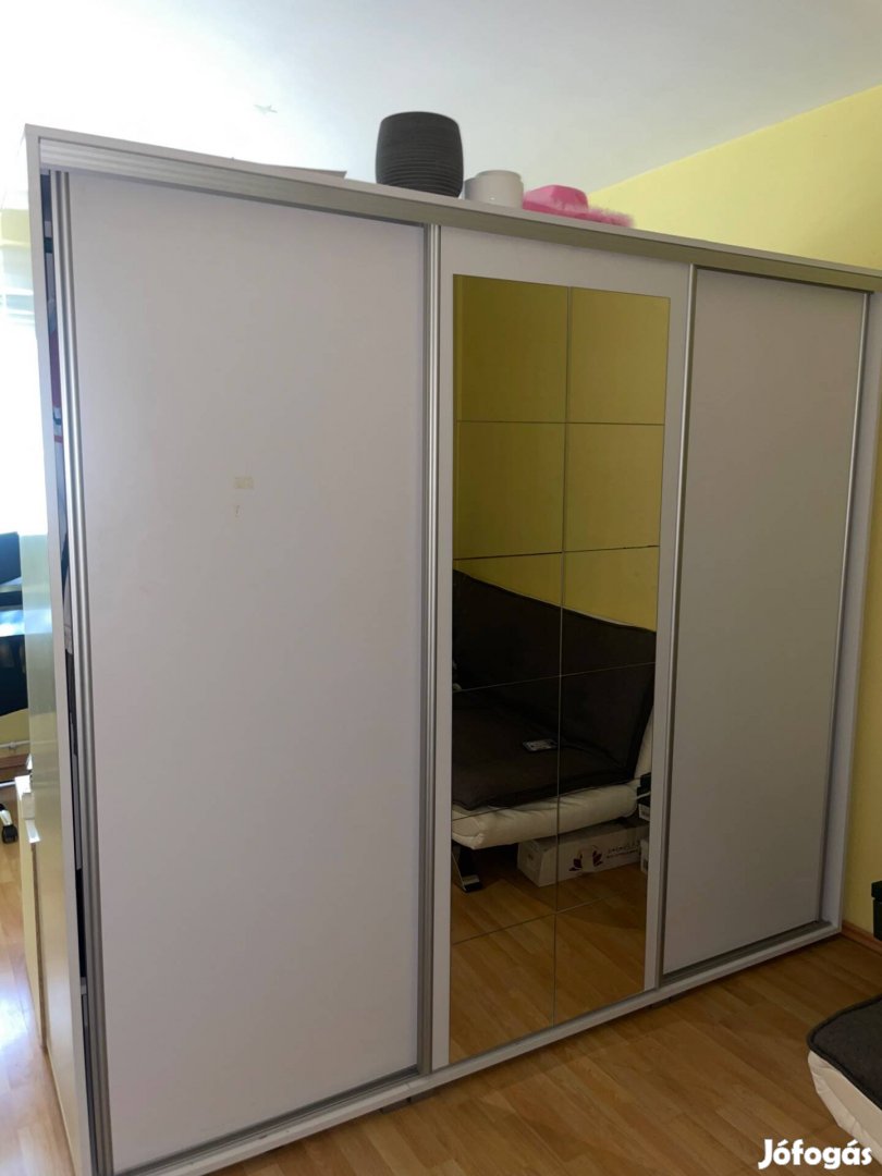 Eladó fehér tolóajtós gardróbszekrény