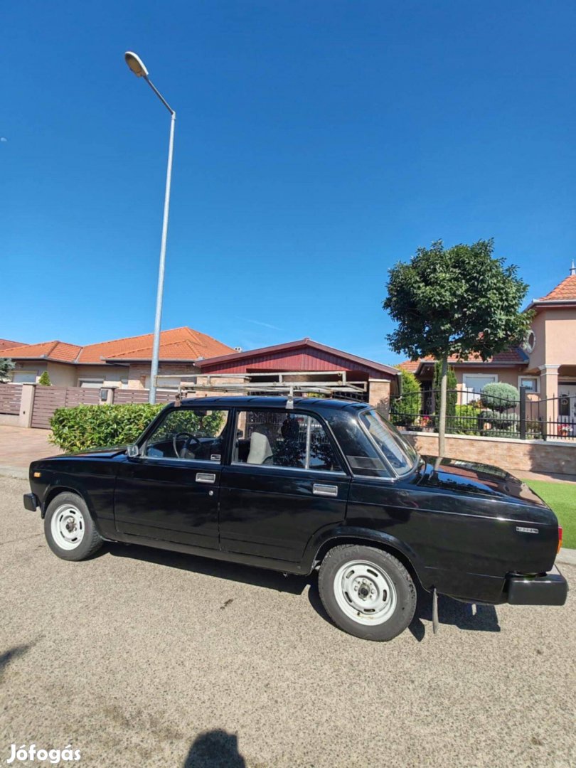 Eladó fekete Lada 21053