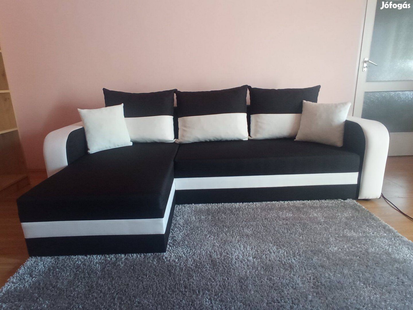 Eladó fekete-fehér színű kanapé