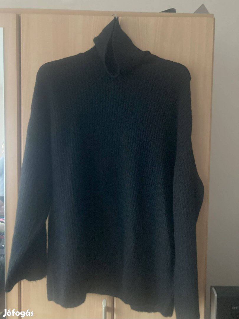 Eladó fekete hosszított garbó pulóver