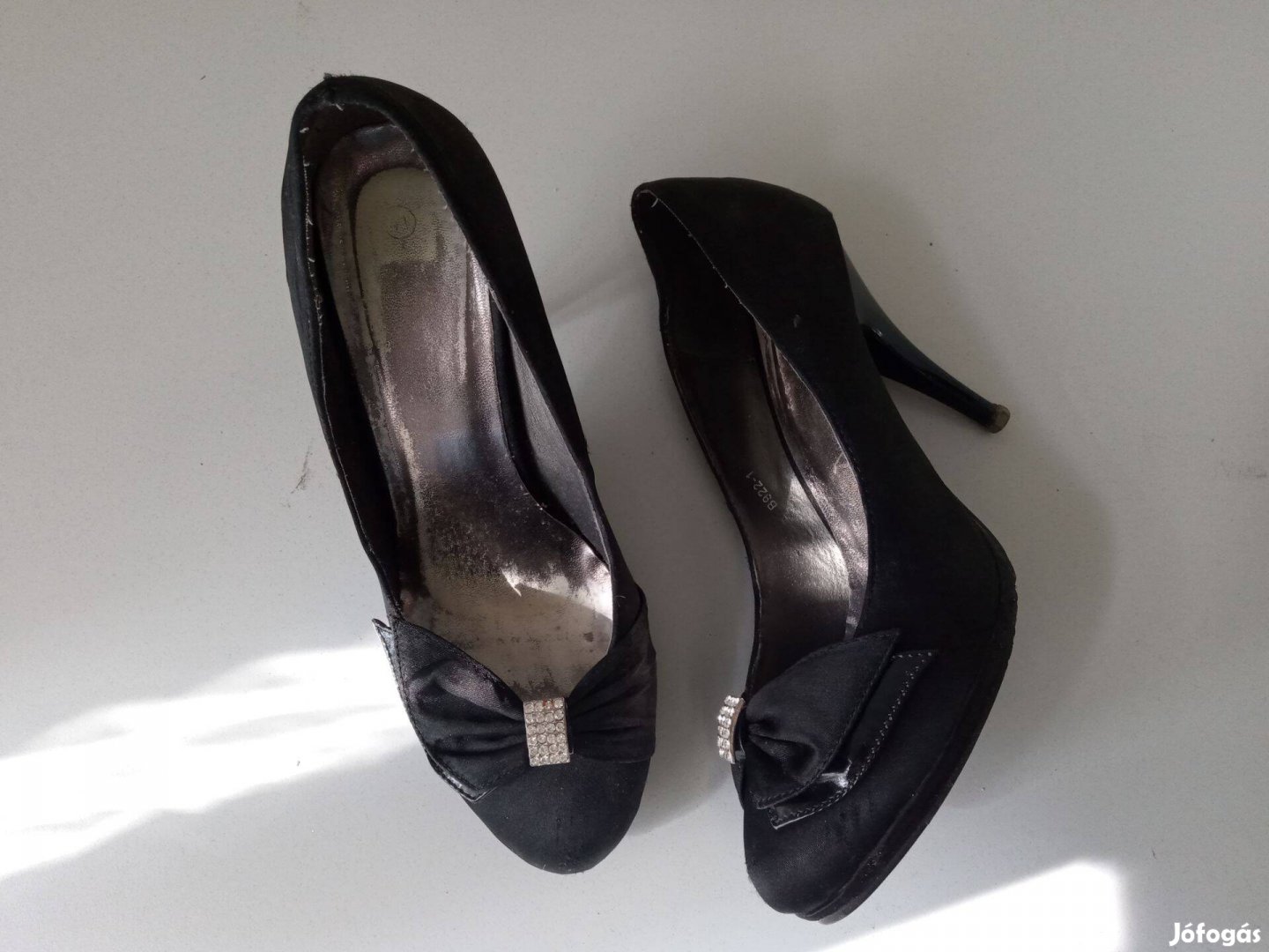 Eladó fekete tompaorrú alacsonysarkú 41-es női cipő
