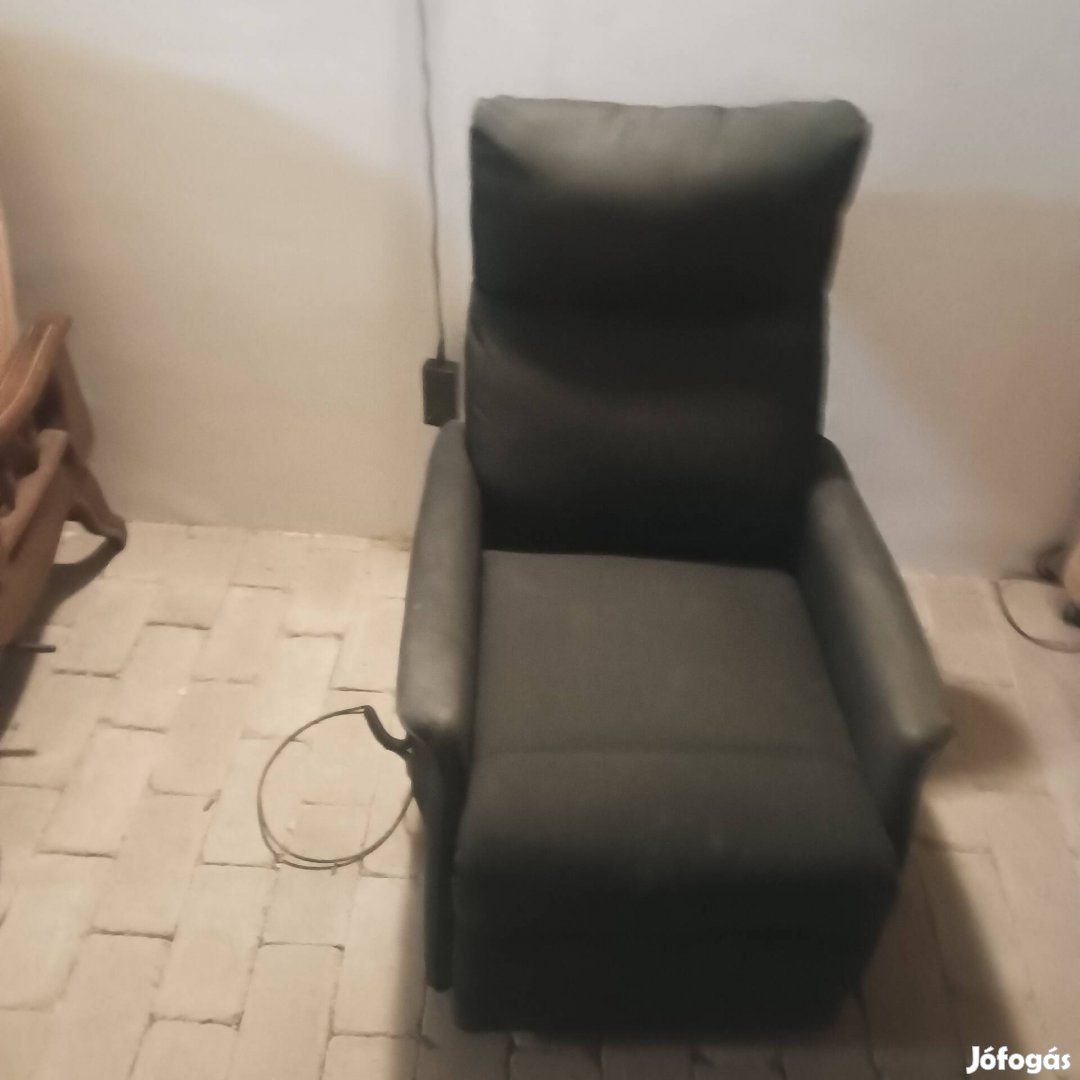 Eladó felállástsegítő fotel