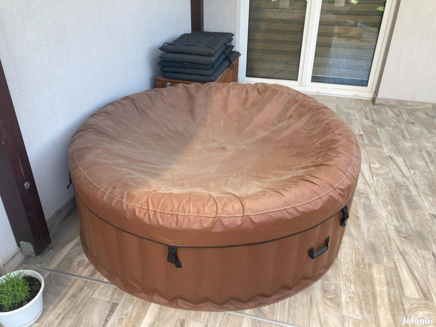 Eladó felfújható jakuzzi