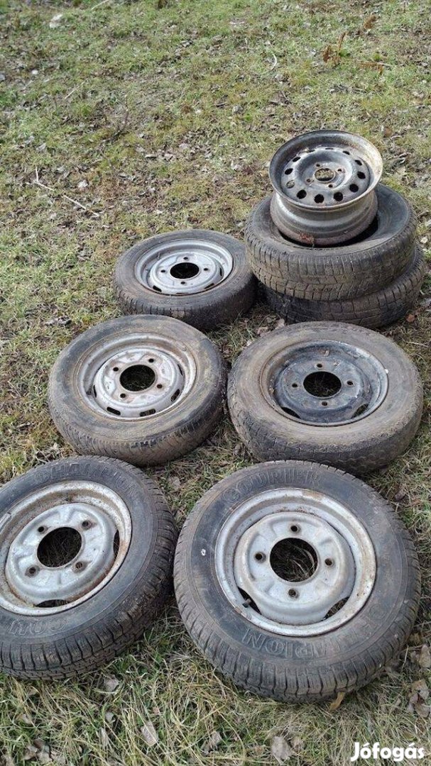 Eladó felni gumival Trabant