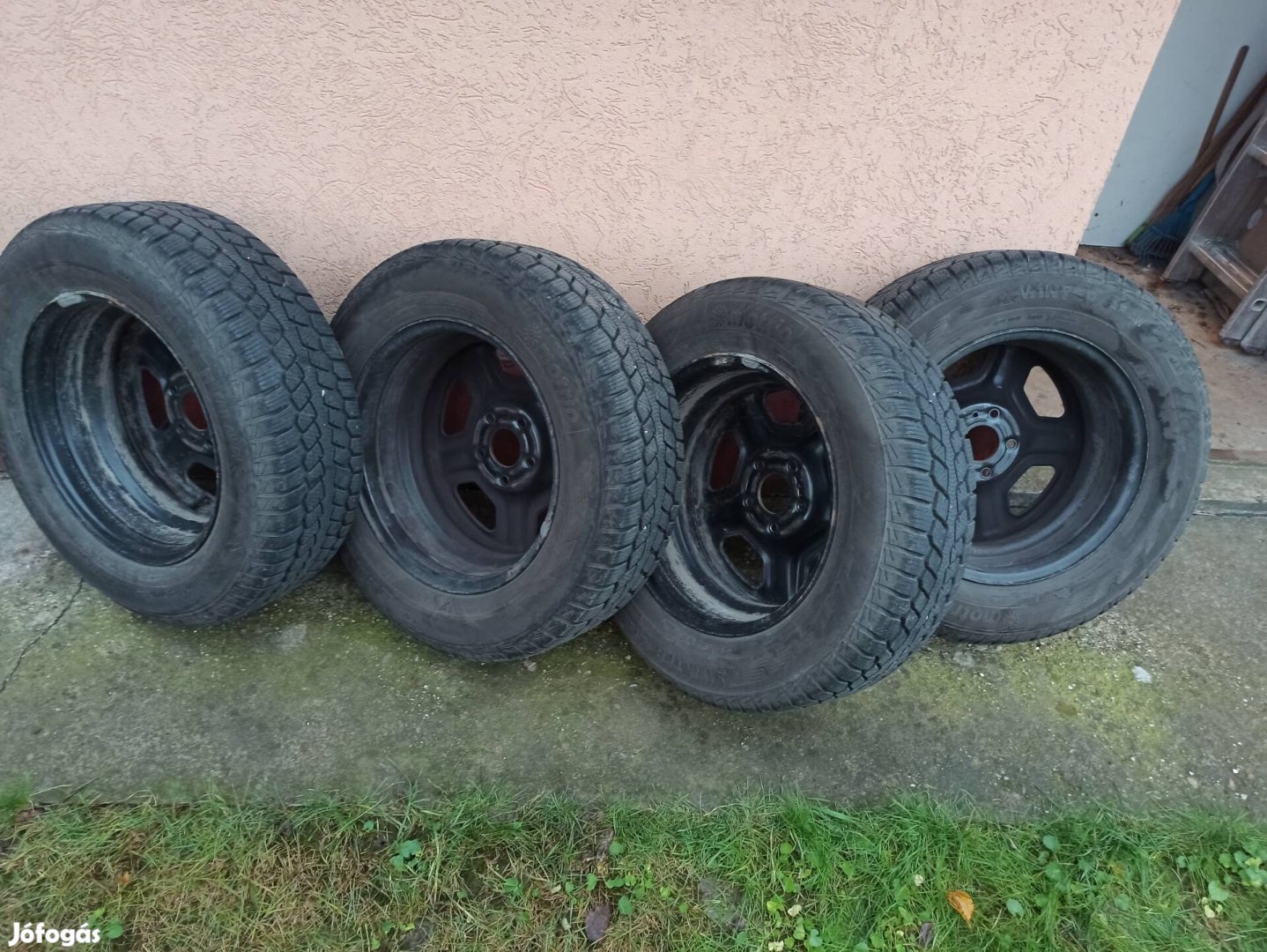 Eladó felnire szerelt téligumi garnitúra