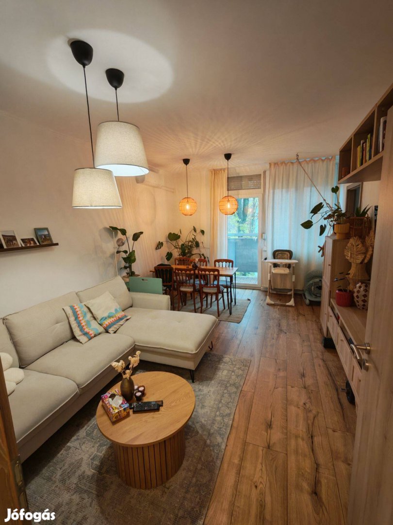 Eladó felújított 2 szobás lakás a József Attila-lakótelepen,