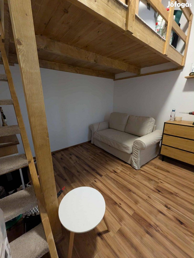 Eladó felújított, galériás kis lakás