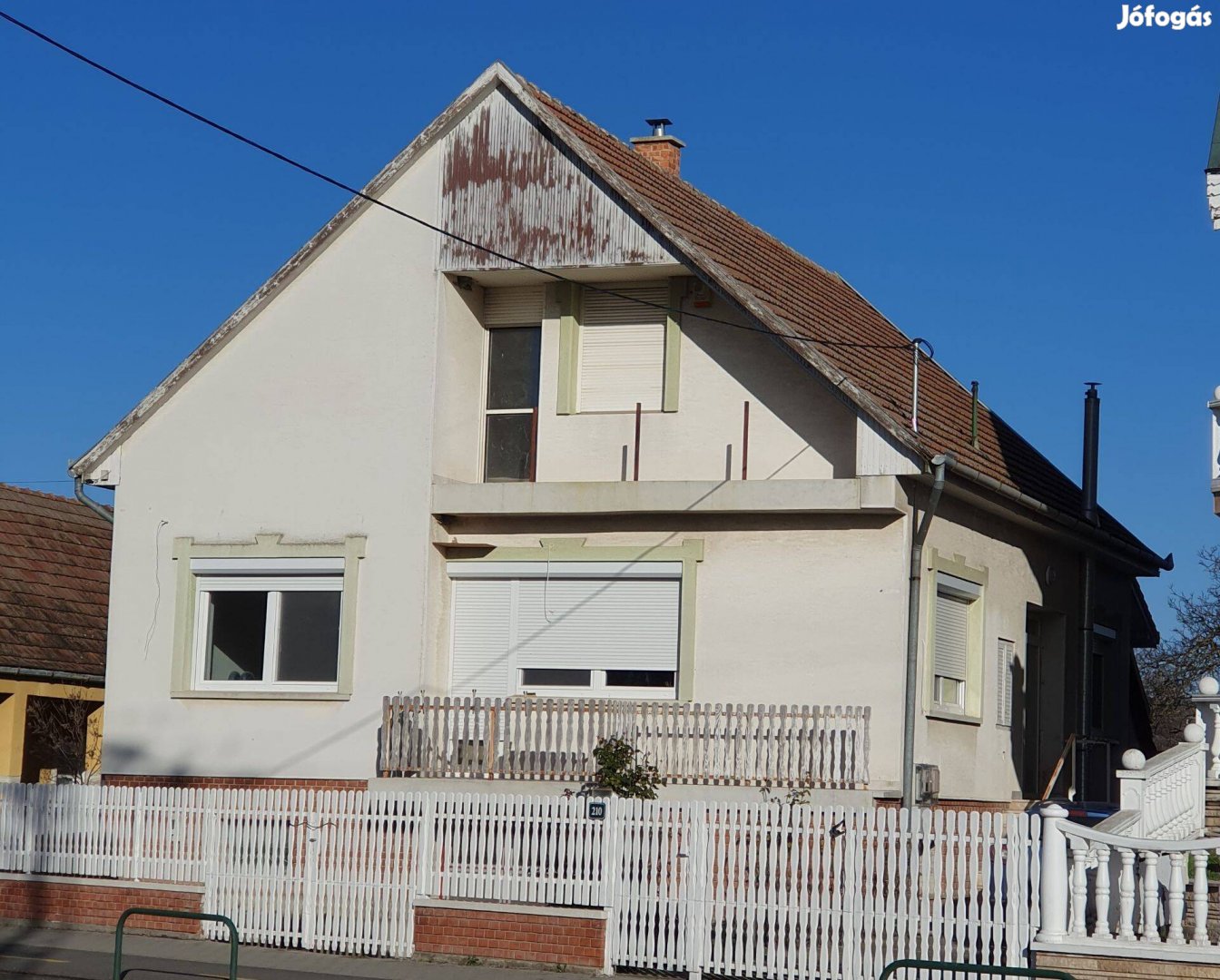 Eladó felújított családi ház Dabason, nagy telekkel,